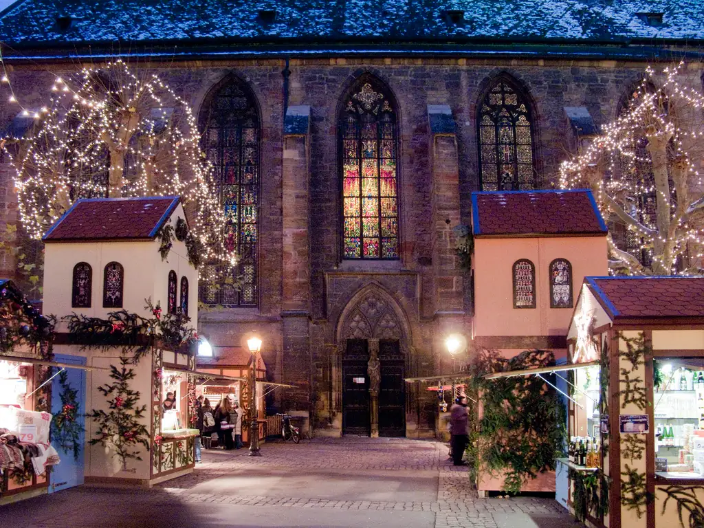Mercado de Natal de Colmar com casas alsacianas iluminadas