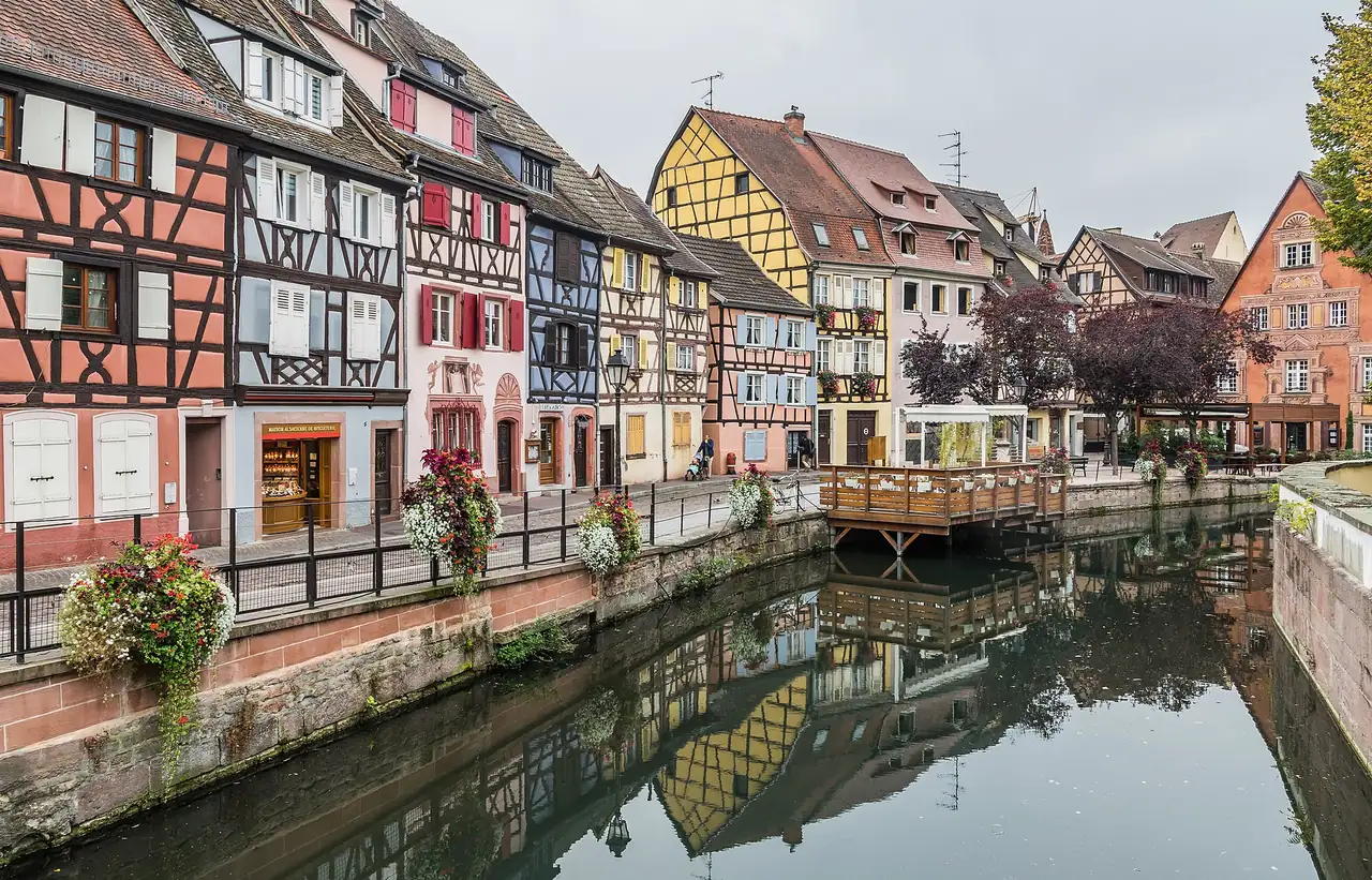 Casas alsacianas coloridas na Petite Venise, em Colmar, junto ao canal