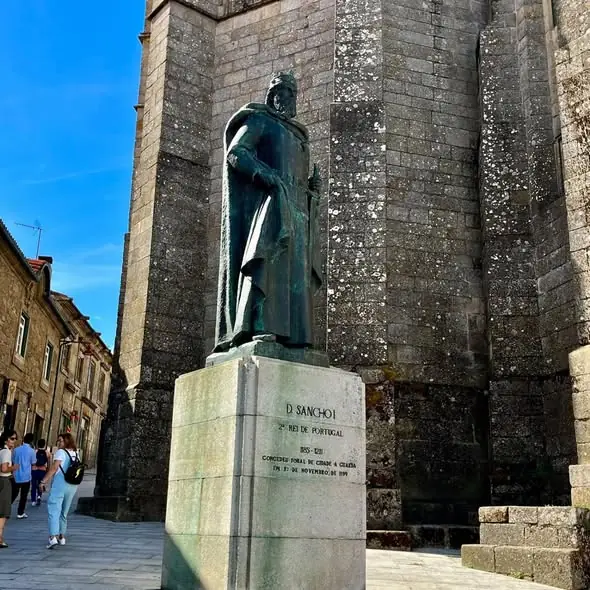 Grupo Lusitur na Guarda, junto à estátua de D. Sancho I