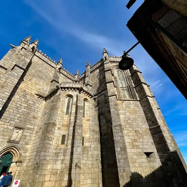 Sé Catedral da Guarda, em granito, sob céu azul