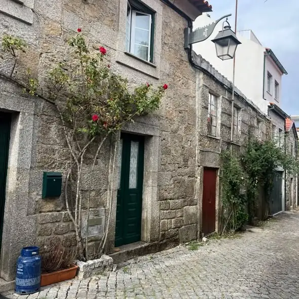 Rua de casas de granito no centro histórico de Trancoso