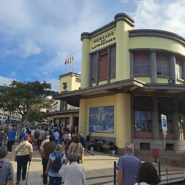 Grupo Lusitur à entrada do Mercado dos Lavradores, no Funchal