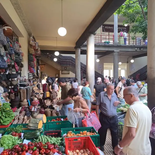 Grupo Lusitur no interior do Mercado dos Lavradores, no Funchal