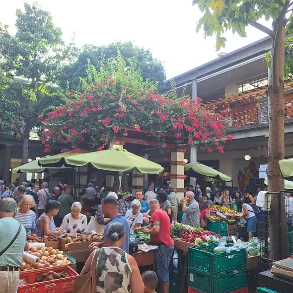 Mercado dos Lavradores, no Funchal, com bancas de fruta e flores