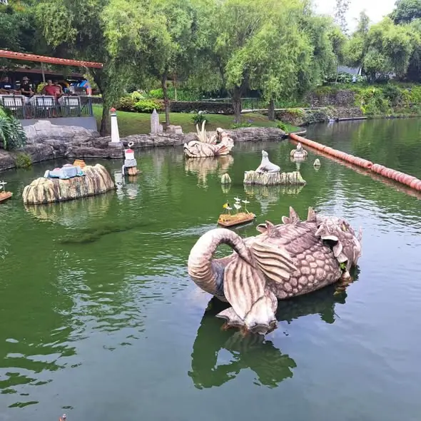 Lago com esculturas no Parque Temático da Madeira, em Santana
